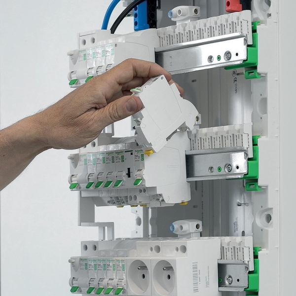 Schneider - Resi9 XE - Disjoncteur 32A - Courbe D - 1P+N - AUTO - EMBROCHABLE - Réf : R9EFD632