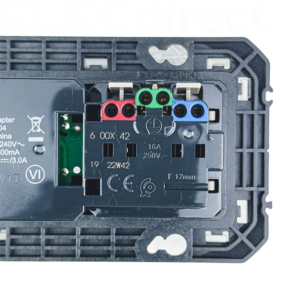 Legrand - Prise de courant 2P+T Surface + chargeur 2 USB Type-A Dooxie 3A précâblés - finition Blanc - Réf : 600342